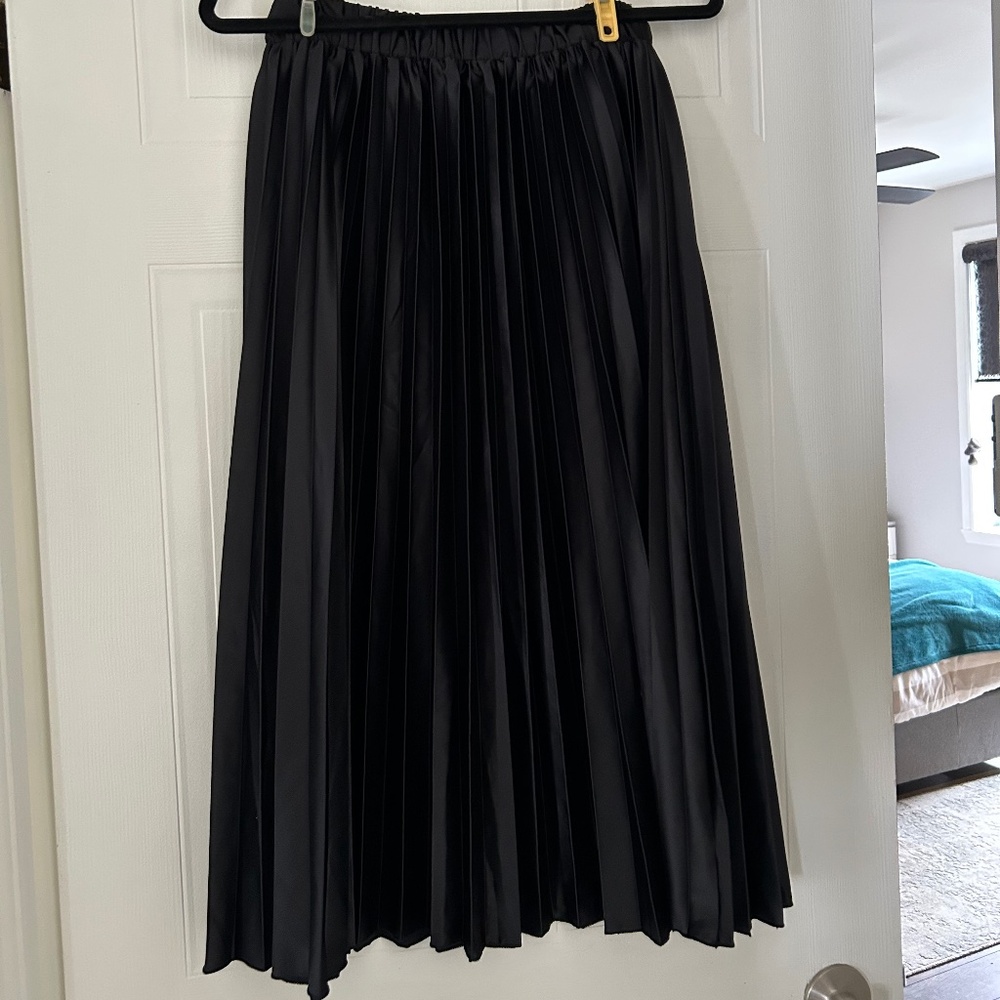 NEW pleated skirt.